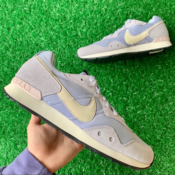 nike venture runner green